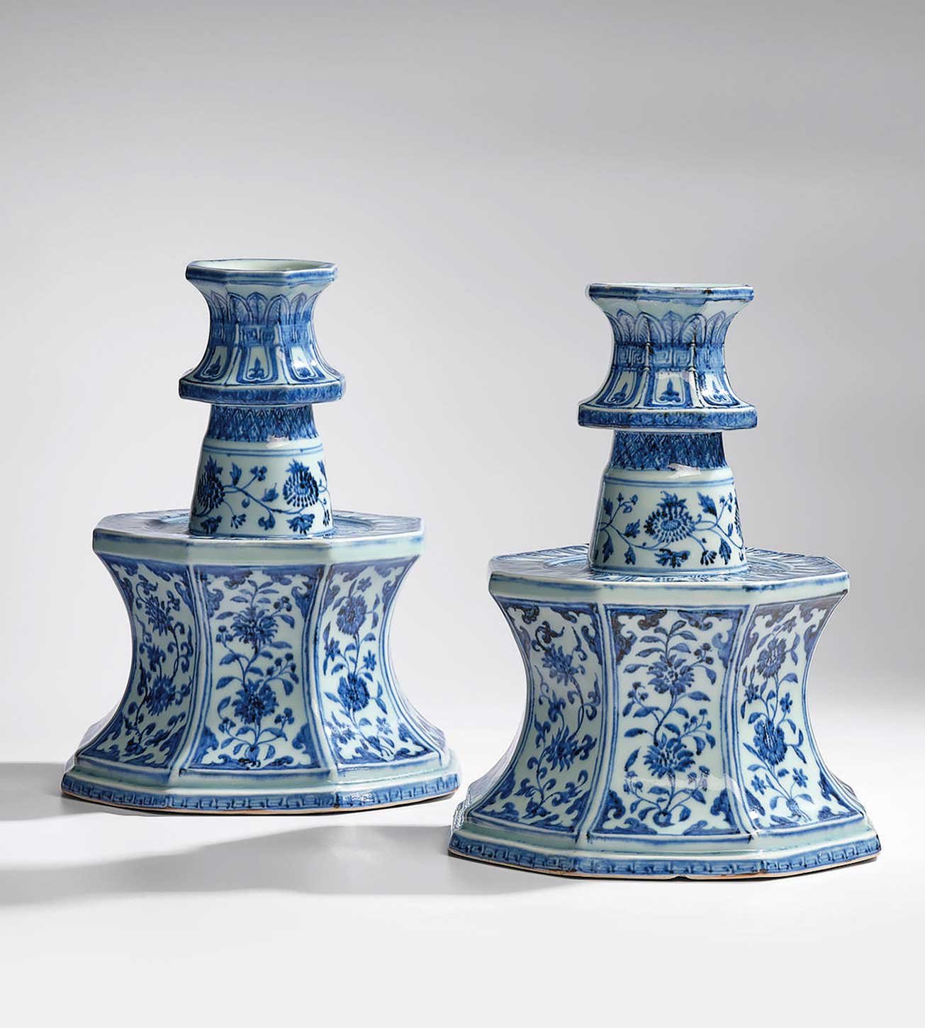中國陶瓷器拍賣十大天價 青花纏枝花卉八方燭臺一對