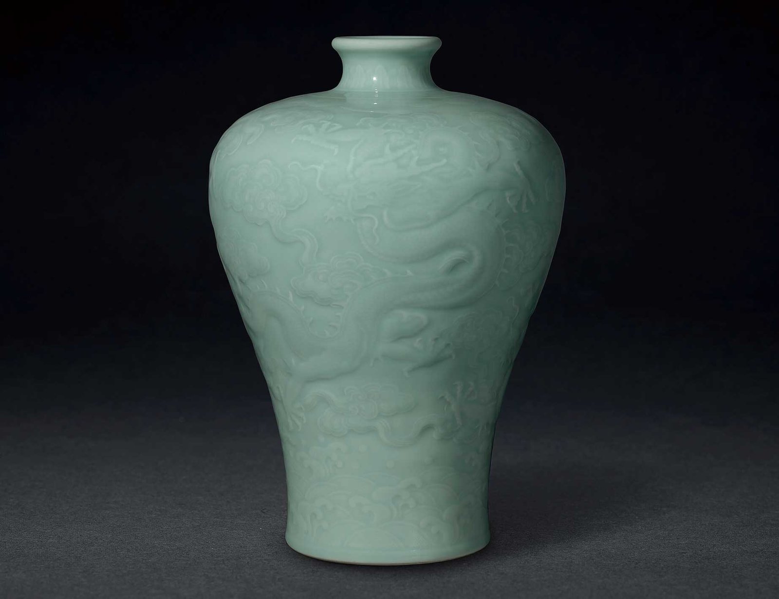 中國藝術品 Top 粉青釉雕海水龍紋梅瓶《大清乾隆年製》