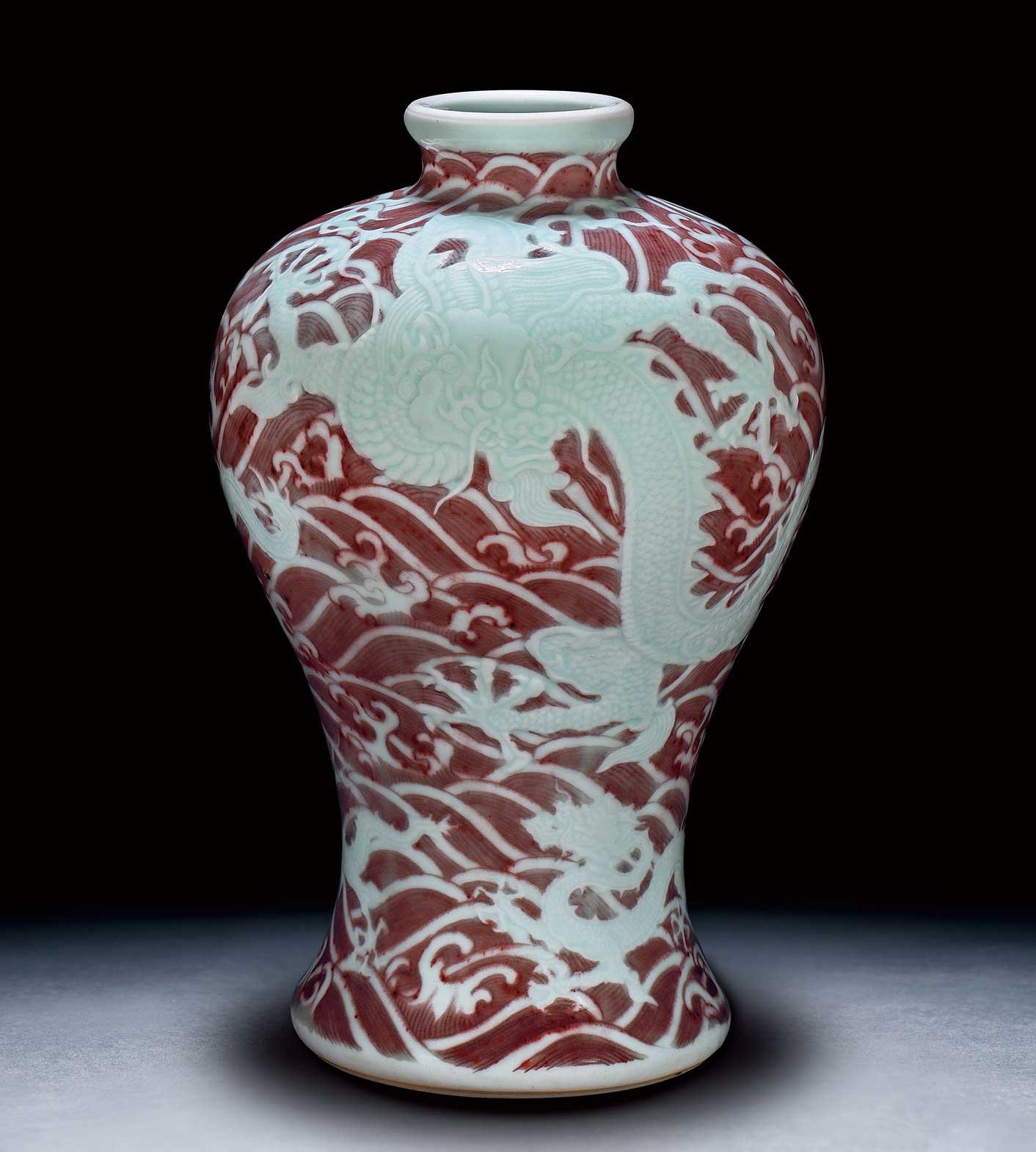 中國陶瓷器拍賣十大天價 釉裏紅剔刻海水龍紋梅瓶 青花雙圈內書