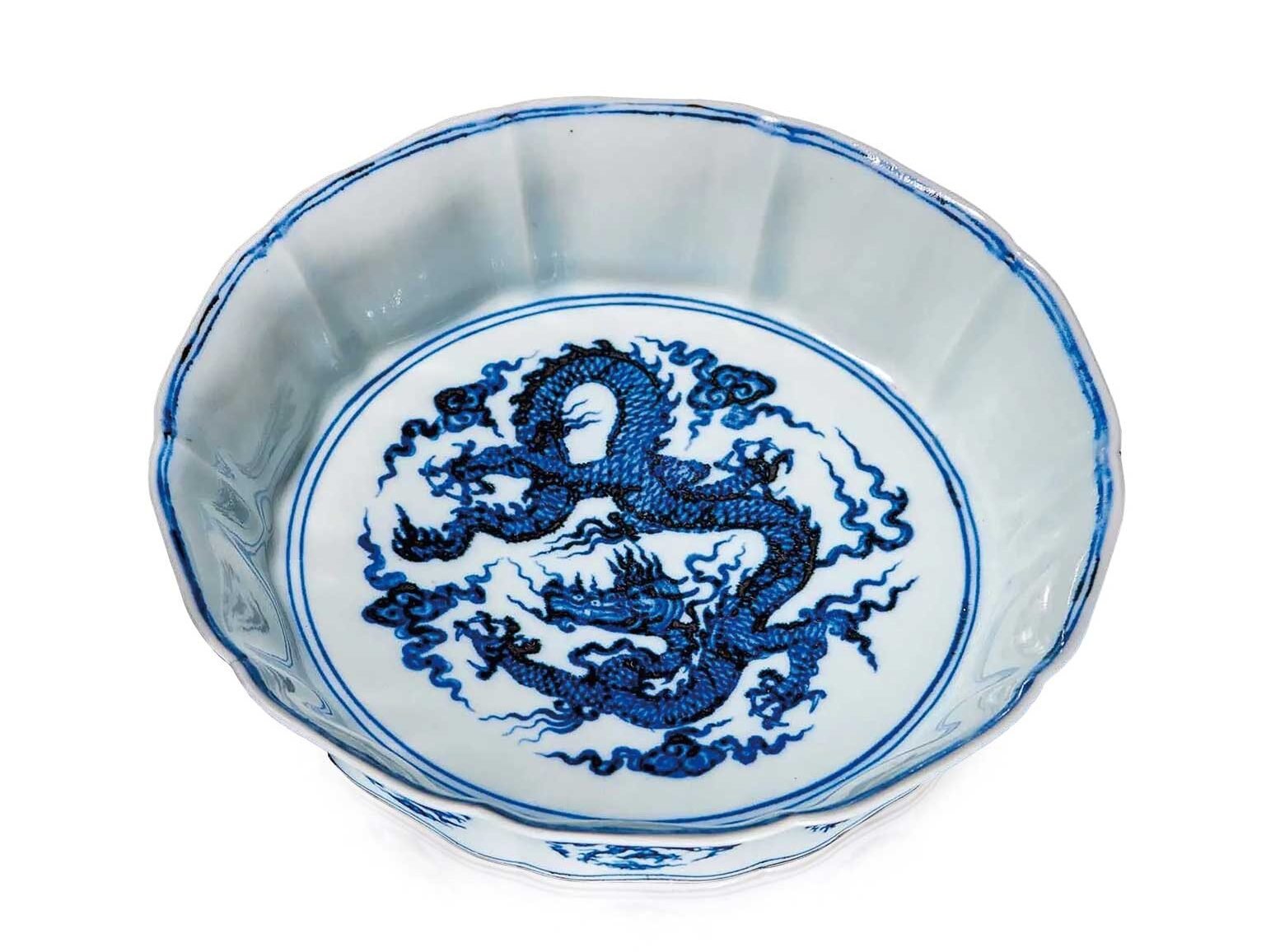 中國陶瓷器拍賣十大天價 御製青花雲龍紋葵瓣式十棱洗