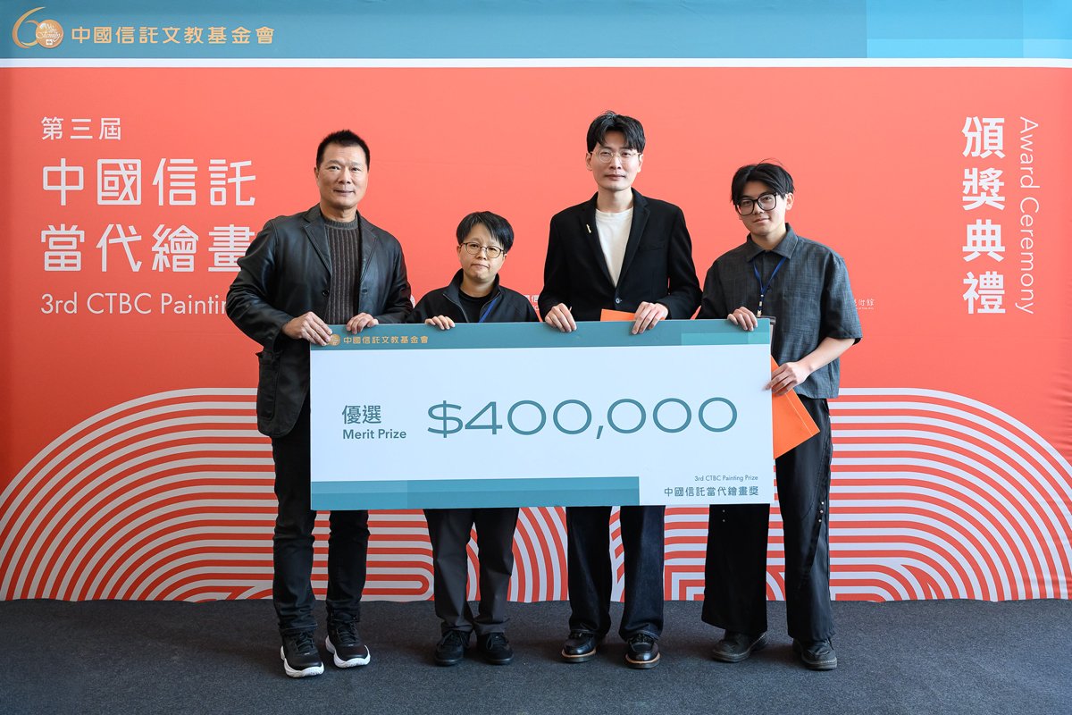 優選藝術家張皓宇〈從水開始……接著一場模擬的敘事〉、黃冠鈞〈在與不在場的空間〉、黃嘉寧〈仙人掌塊（猴尾柱）〉各獲獎金40萬元。 由左到右：臺北市文化局局長蔡詩萍、優選藝術家黃嘉寧、黃冠鈞、張皓宇（圖_中國信託文教基金會提供）