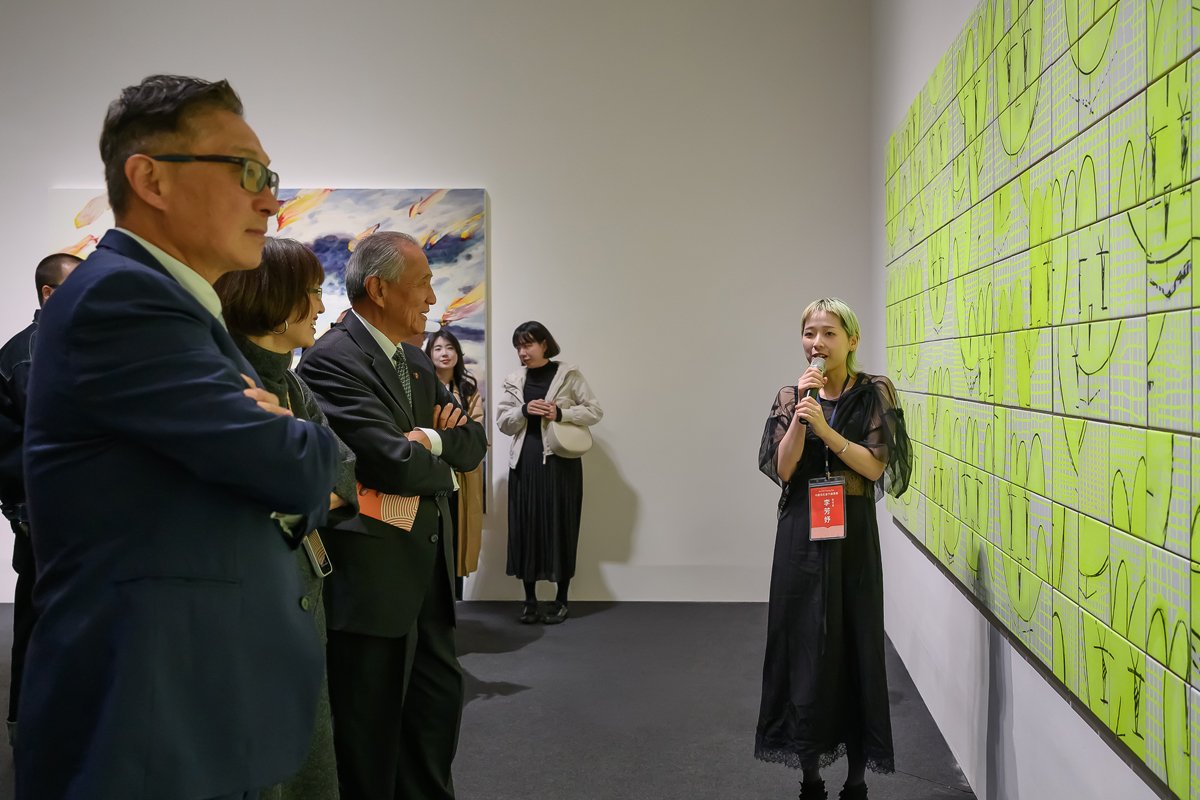 首獎李芳妤於現場導覽作品〈白磁磚、花、縫隙〉由左到右：中國信託文教基金會董事高人傑、評審團主席林平、中國信託文教基金會董事長馮寄台、首獎藝術家李芳妤（圖_中國信託文教基金會提供）