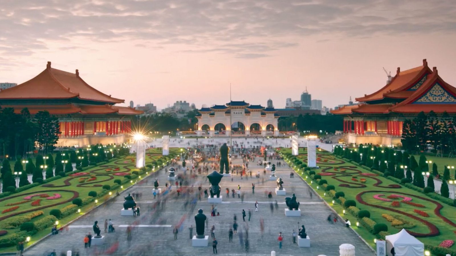 【大氣—李真台灣大型雕塑首展】，2011 年，中正紀念堂 攝影：施銘成